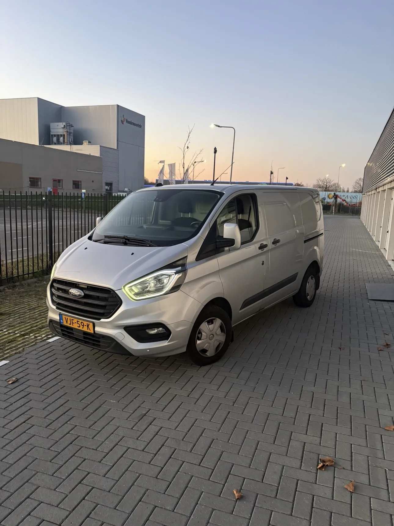 De bedrijfsbus van J.Dat Dakwerken aan het eind van een werkdag