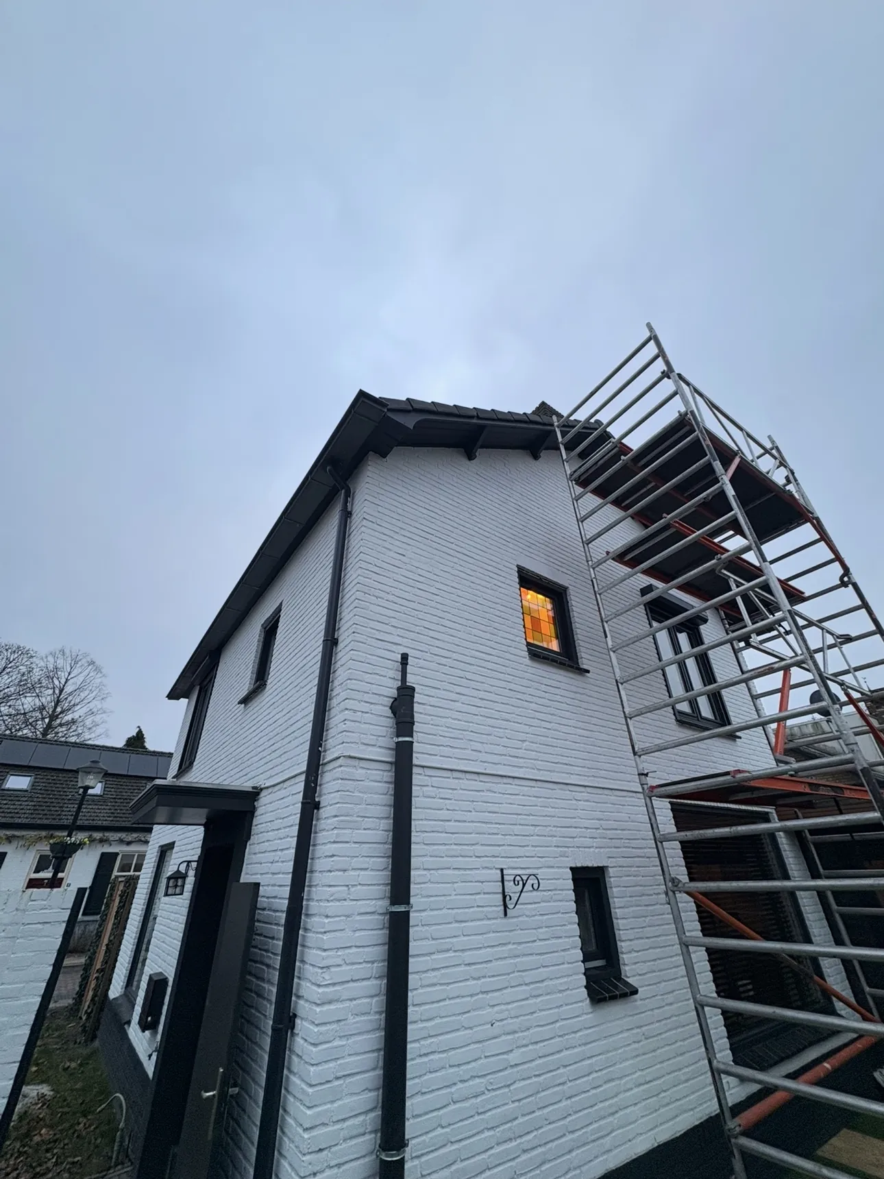 Woning in aanbouw met steiger langs de gevel
