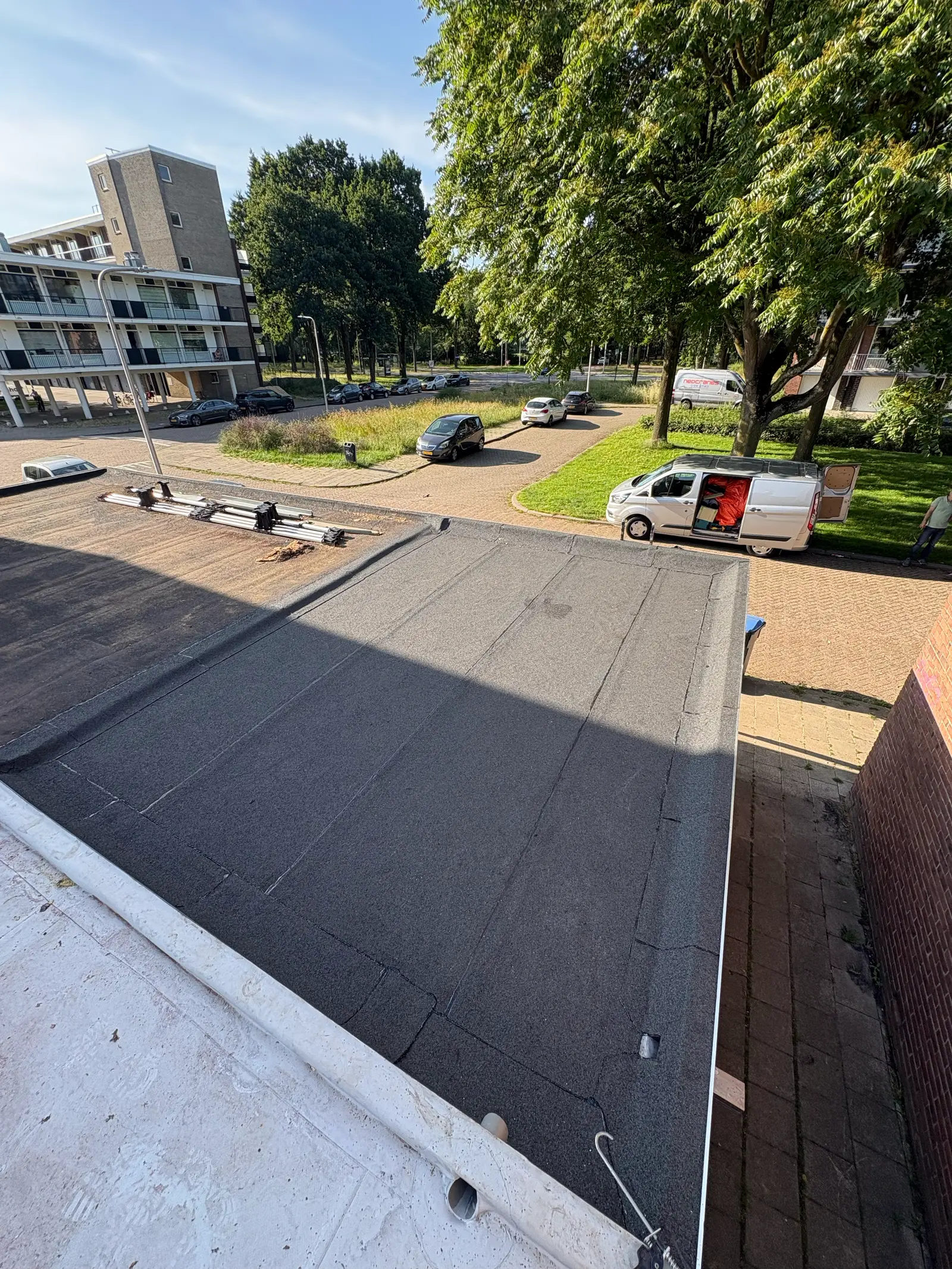 Groot plat dak met nieuwe bitumen dakbedekking, strak afgewerkt