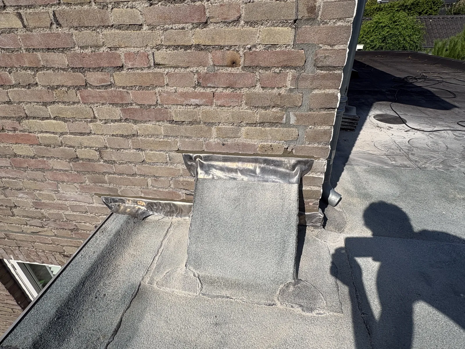 Loodslab op een plat dak, aangesloten op het metselwerk