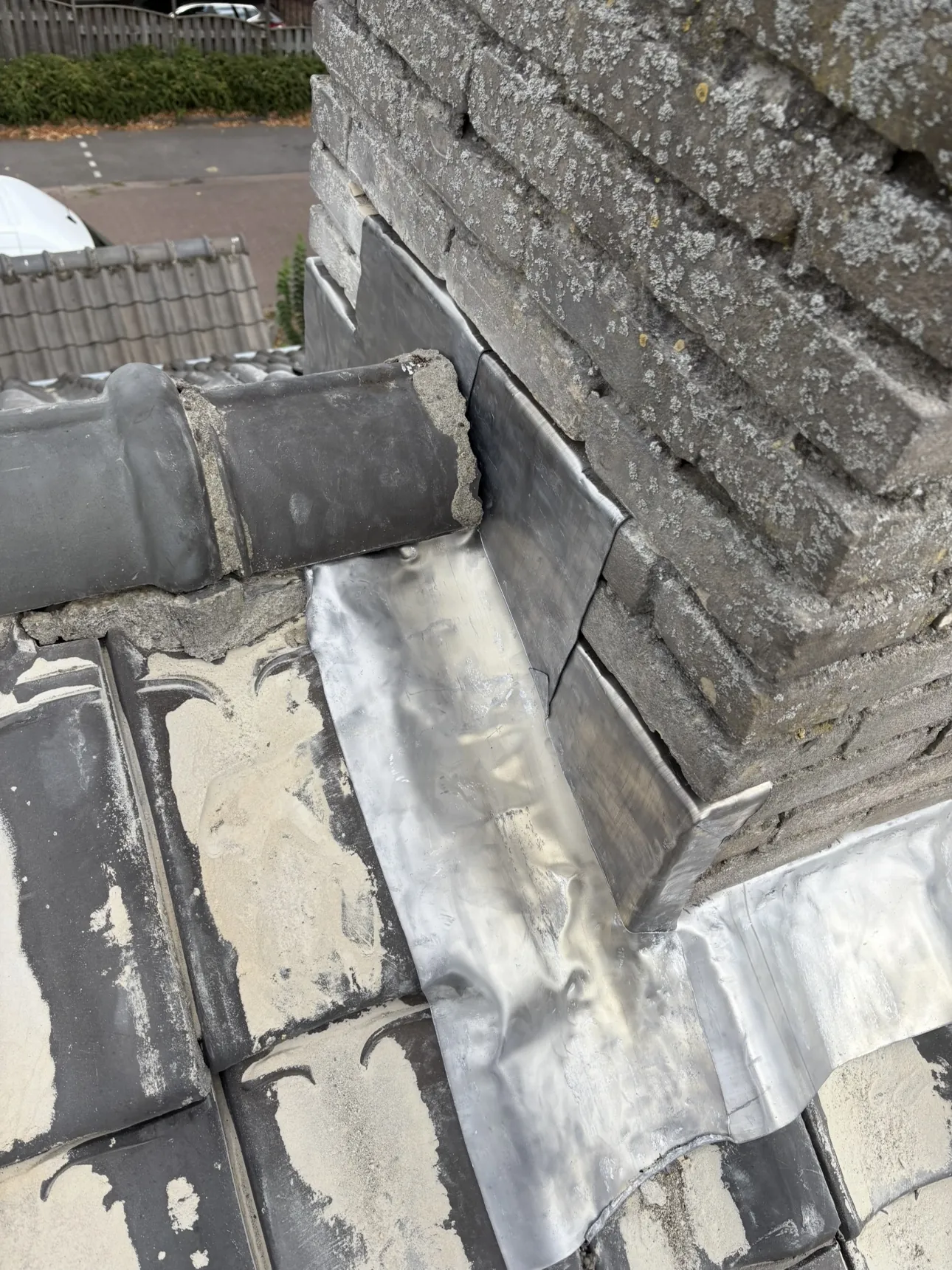 Nieuw loodwerk in de kilgoot tussen twee pannendaken